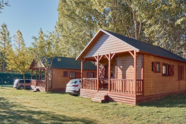 Jak przygotować działkę pod lekki domek działkowy bez ciężkiego sprzętu